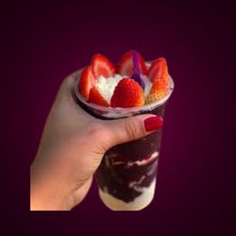 Copo açaí morango e ninho